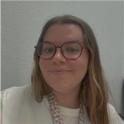 Estudiante del grado superior imagen para el diagnóstico imparte clases de anatomía